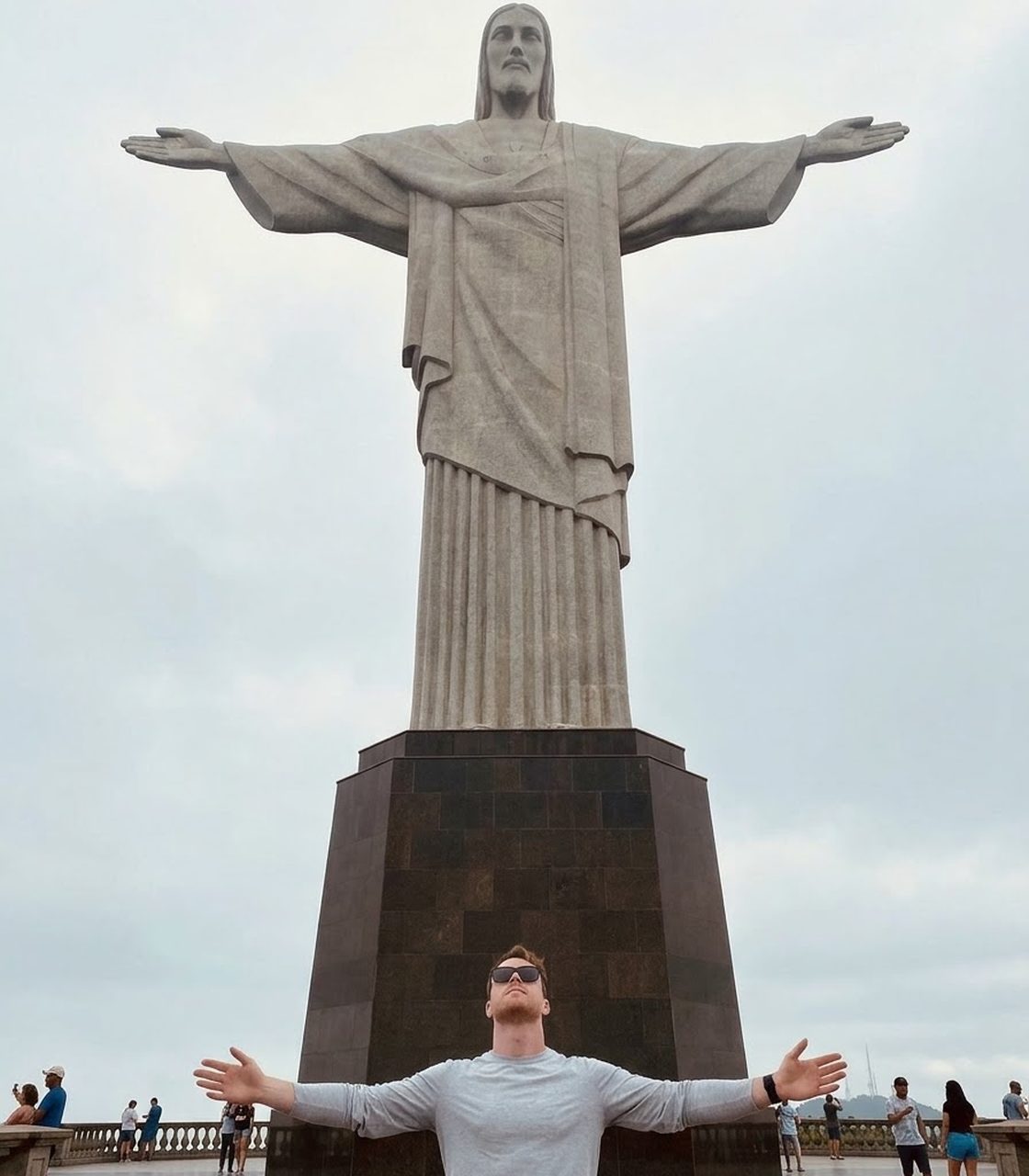Tyler de braços abertos em frente ao Cristo Redentor, no Rio de Janeiro