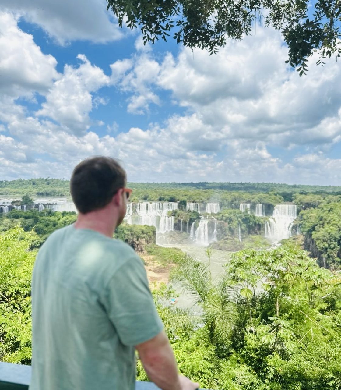 Tyler olhando as Cataratas do Iguaçu